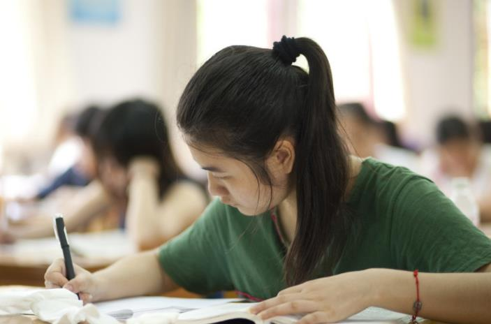 学生被民办学校录取，内心十分纠结，是选择就读还是复读