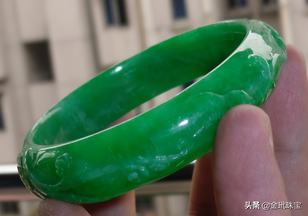 玉手镯你是怎么戴的？玉镯不双戴或富贵戴双镯，哪一种才是对的？