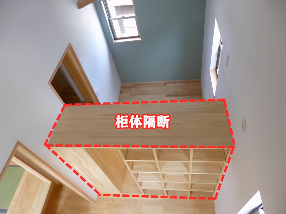 親子宅設計一間兒童房放2張床，2張書桌，加道隔斷，2個孩子各有獨立空間