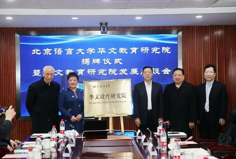 火了!北京这所高校:把湖北话翻译成16种语言,人民网忍不住“点赞”!