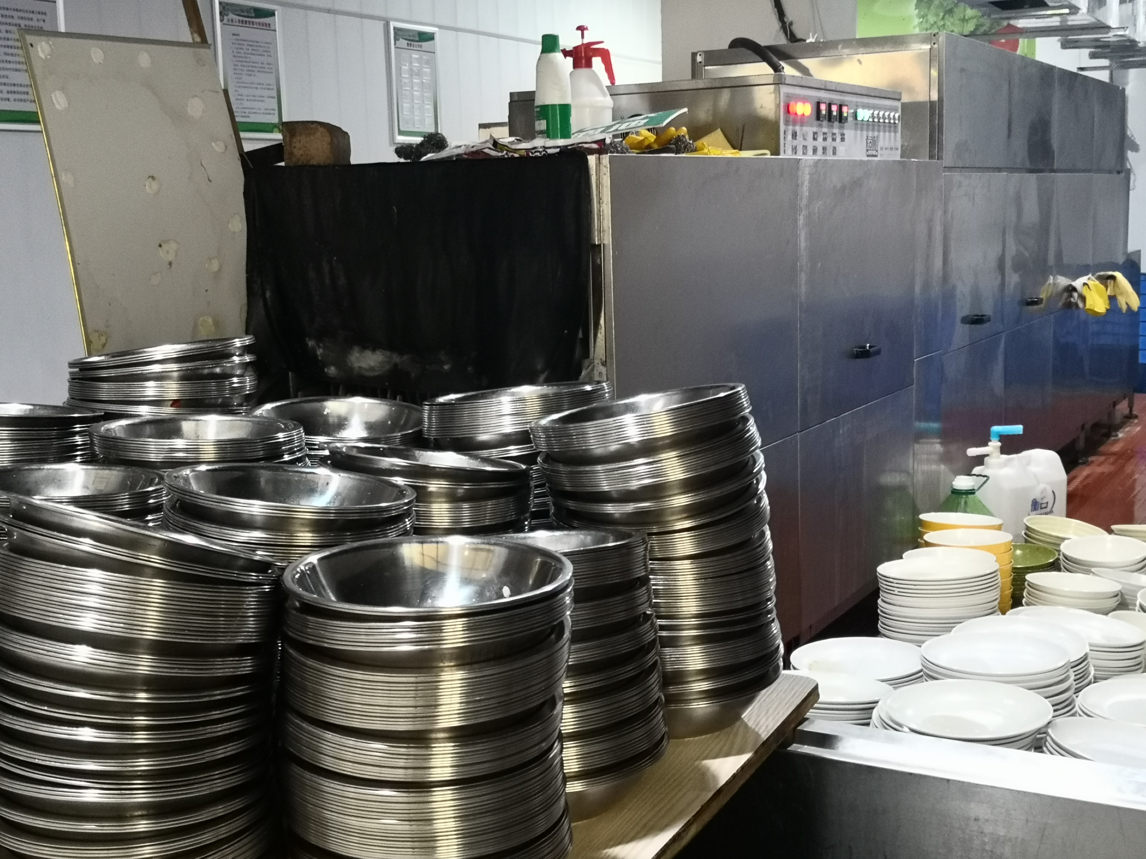 湖南一大学食堂开业仅1年就“关门”，承包人称“吃不消”：洗个碗5毛钱，一学期营业45天要交租83万元