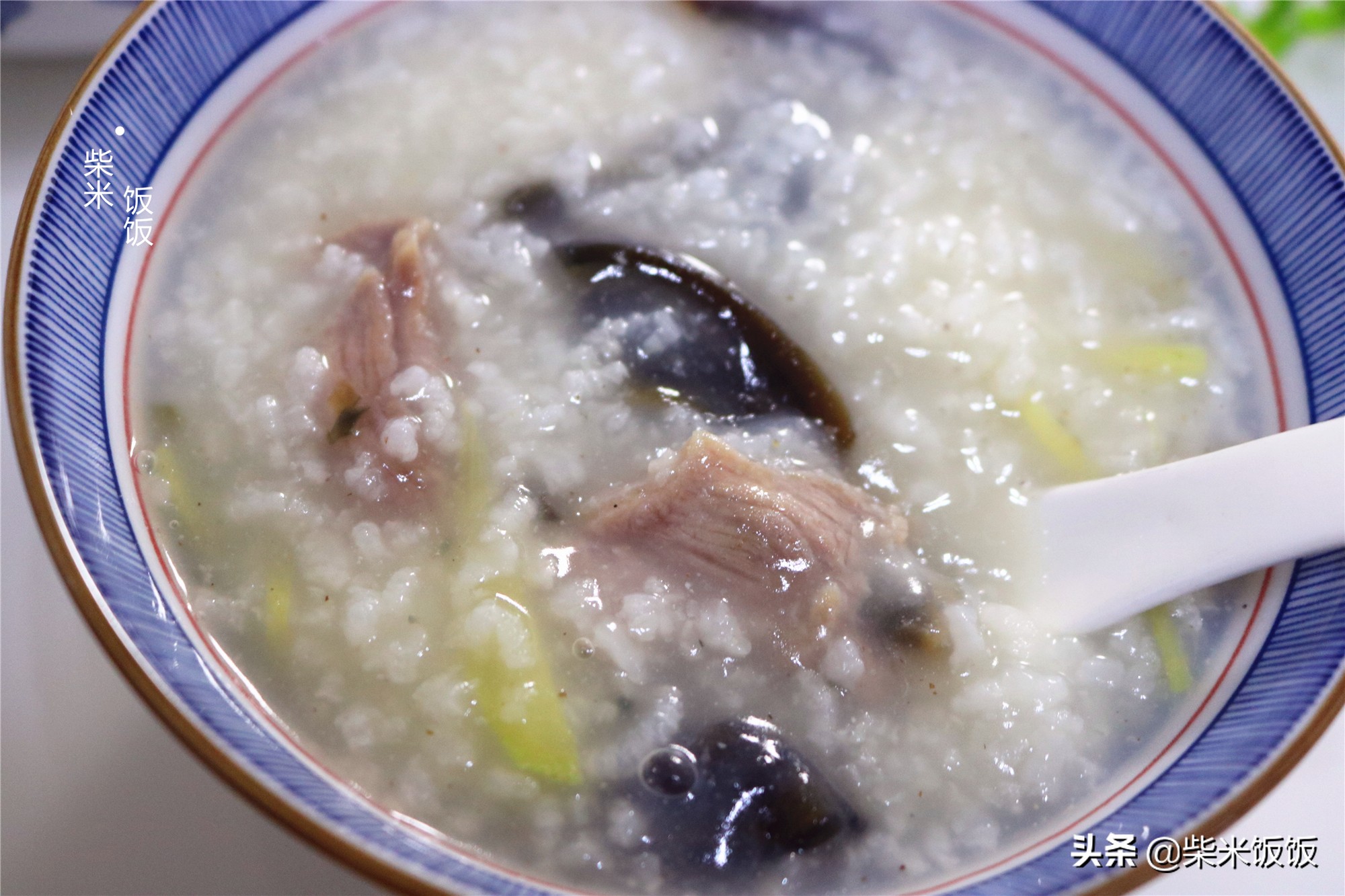 天冷了，早餐煮一锅皮蛋瘦肉粥，鲜香又暖胃，吃一碗浑身舒服