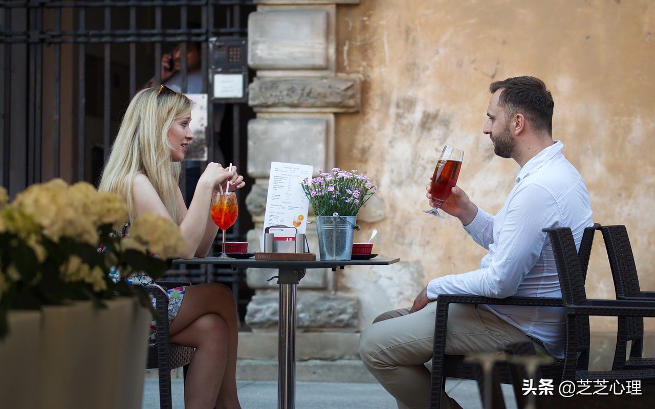 男人盯著女人眼睛心理(男人說話時(shí)