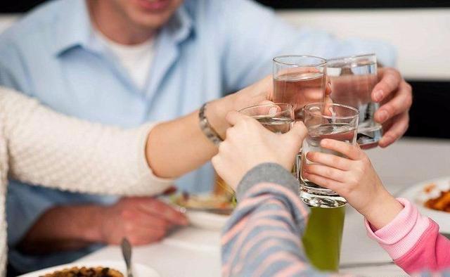 吃什么能快速解酒？医生强调：蜂蜜水、浓茶没用！试试这些妙招