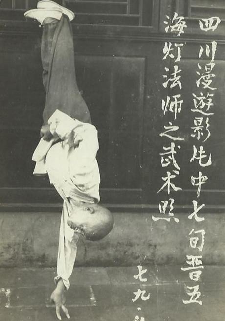 海灯法师77岁高龄还能二指禅倒立?专家质疑造假,徒弟揭开了真相
