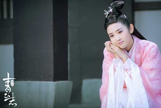 两人也是男女主角唐艺昕和香港艺人合作蛮多的,比如2017年和郑嘉颖就 