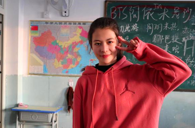 武汉学院新生开学，“迪丽热巴”前来报到，引老师和学生“围观”