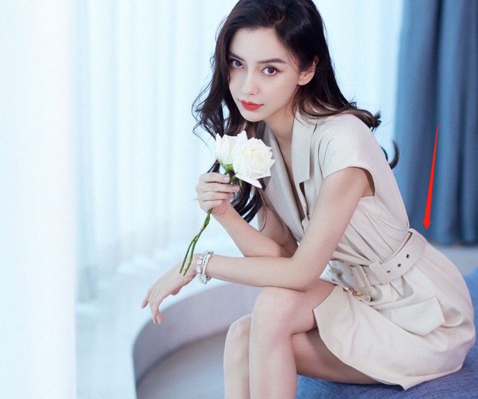 “富婆”杨颖戴20万手镯现身!一根皮带勒出细腰,小腿肚毫无赘肉