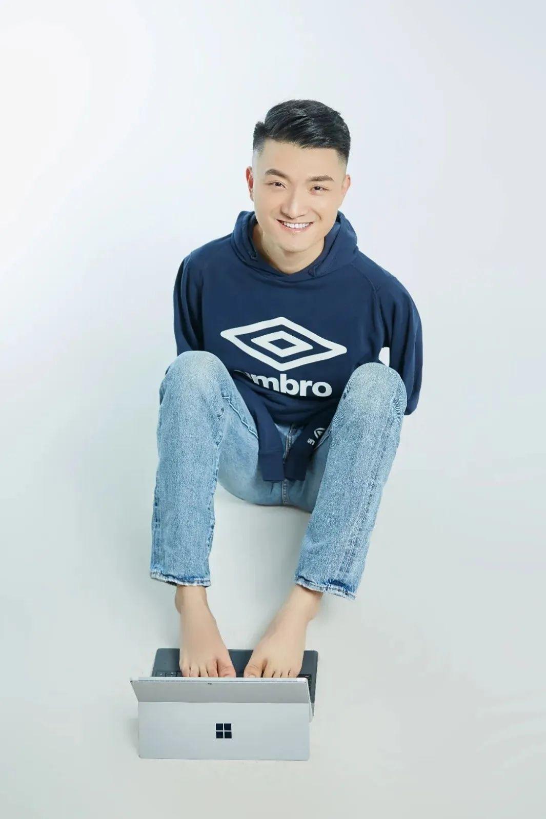 无臂高材生杨孟衡：用脚写字考出高考状元，寒门贵子的逆袭