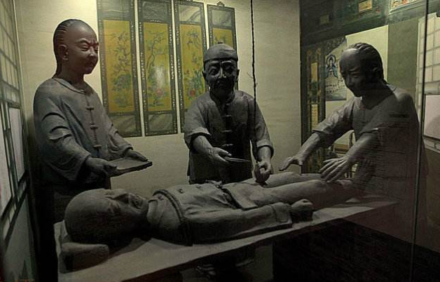 净身匠人在给人净身之前,要订立合同,首先写明被净身者是自愿的,而且