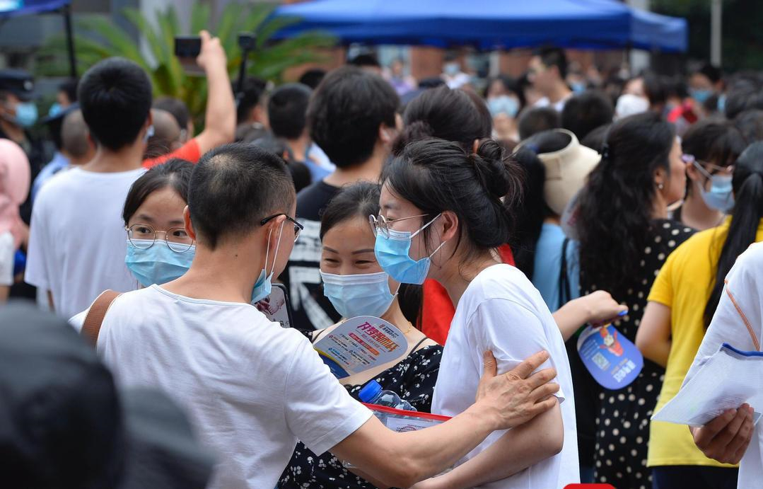 河南高考人数超过百万，录取率垫底，一考生疑因太紧张被抬进考场