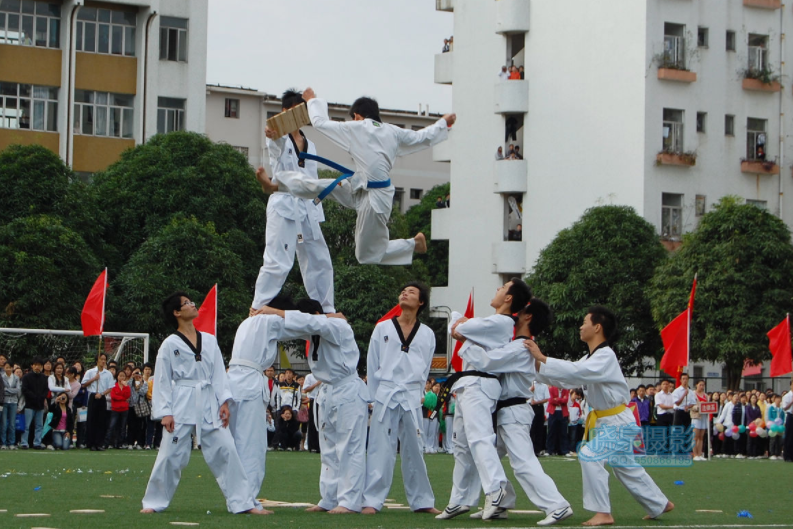 某高校运动会，4位女学生跳热舞，男生称动作不雅引发网友争议