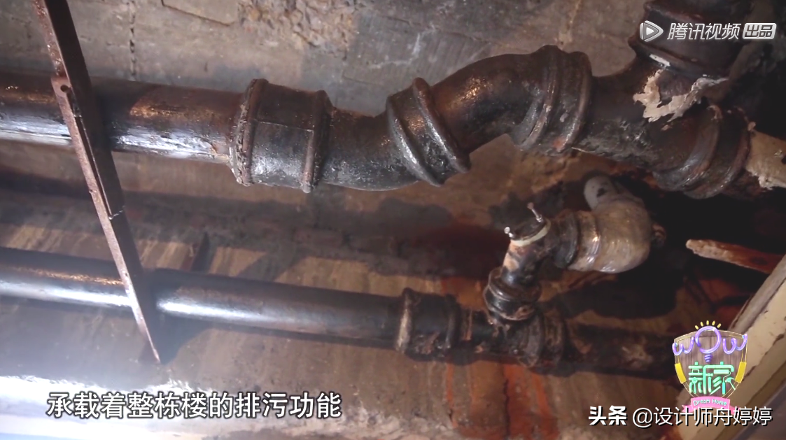 3人住上海27㎡，海归美女睡父母床尾，头顶排污管总渗黄色水渍
