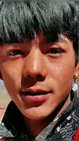 女主播西湖边跪爬征婚：有些人为了博眼球赚钱，脸都不要了