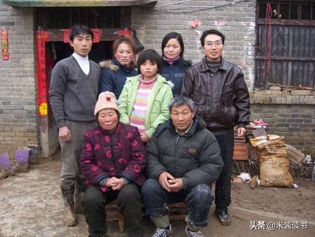 23年前，打工挣学费，带着妹妹上大学的河南男孩，如今怎样