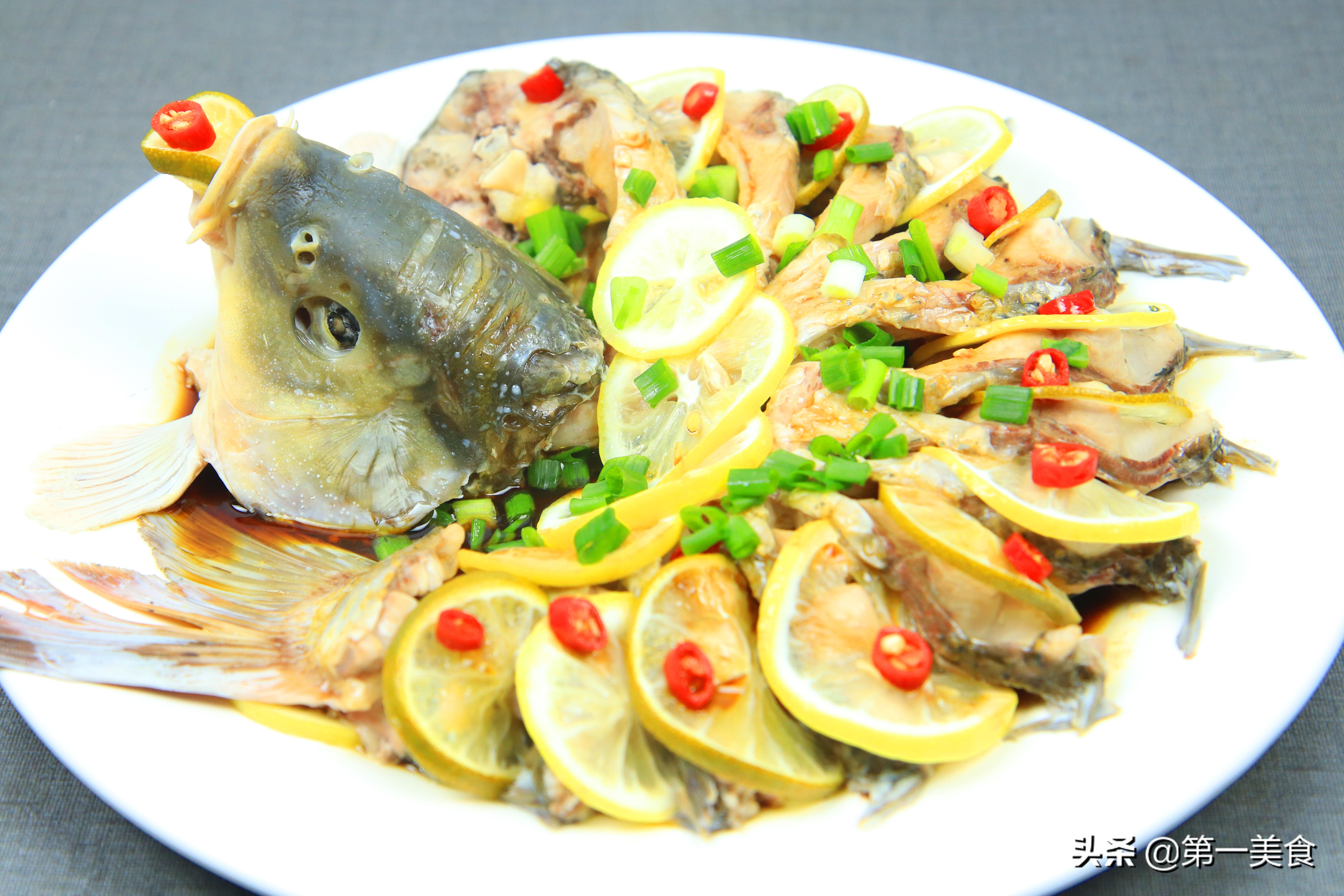 柠檬鱼的家常做法(大厨教你做酸辣开胃的柠檬鱼)-君心之家