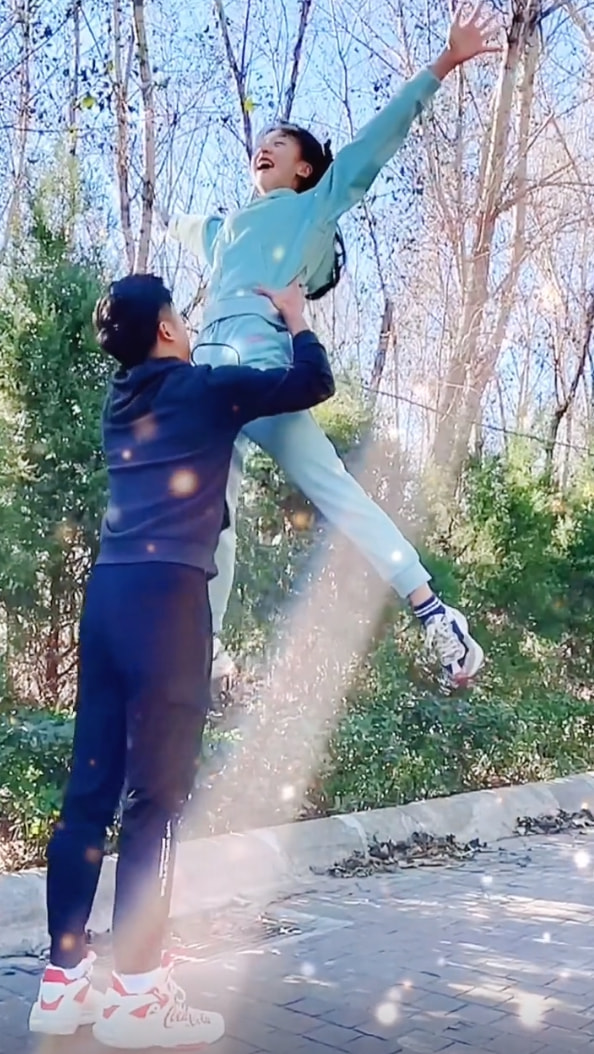 幸福！田亮重现8年前与女儿温情瞬间，单手抱13岁森碟直呼费劲