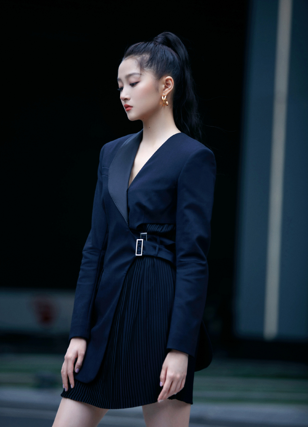 黑色蕾丝半身抹胸(关晓彤最近开挂了,抹胸开叉裙拍夜景,礼服一套比一