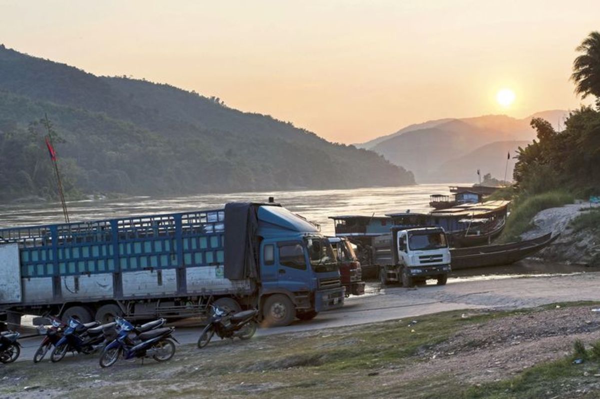 淋水缓速器都不好使！在老挝开卡车是什么体验？钱也不好挣