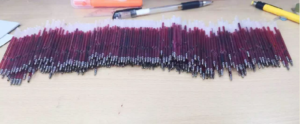 一年，用掉这么多笔芯！它们的主人叫“高三老师”