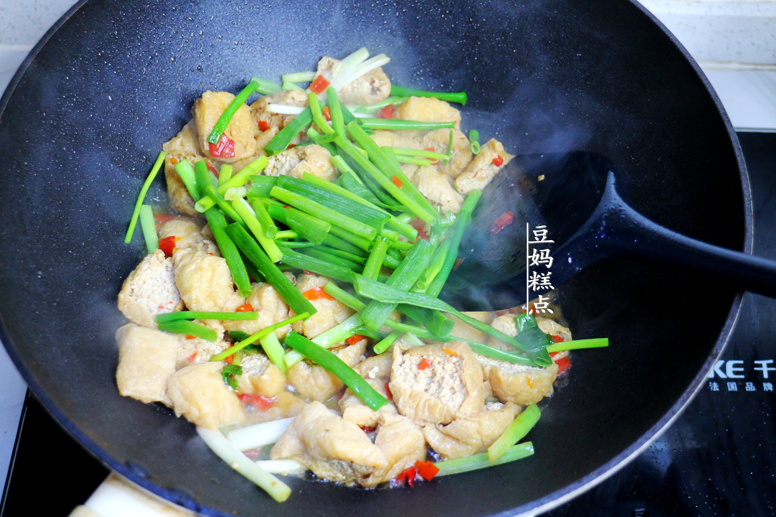 油豆腐泡怎么炒才好吃？这样做，5分钟上桌，简单又下饭
