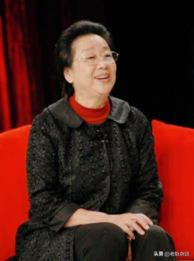 已经五十年没见的汪杰和宋雪娟才再次相聚在一起,二人鬓发都已斑白