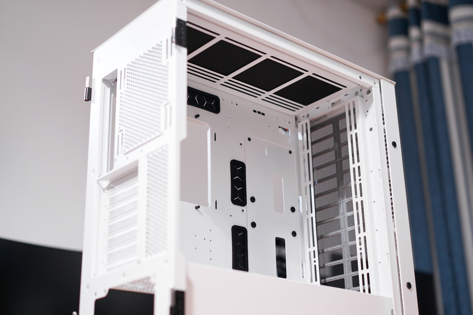 今年装过的最好静音机箱居然是个“鞋盒”？YOGO K100装机体验