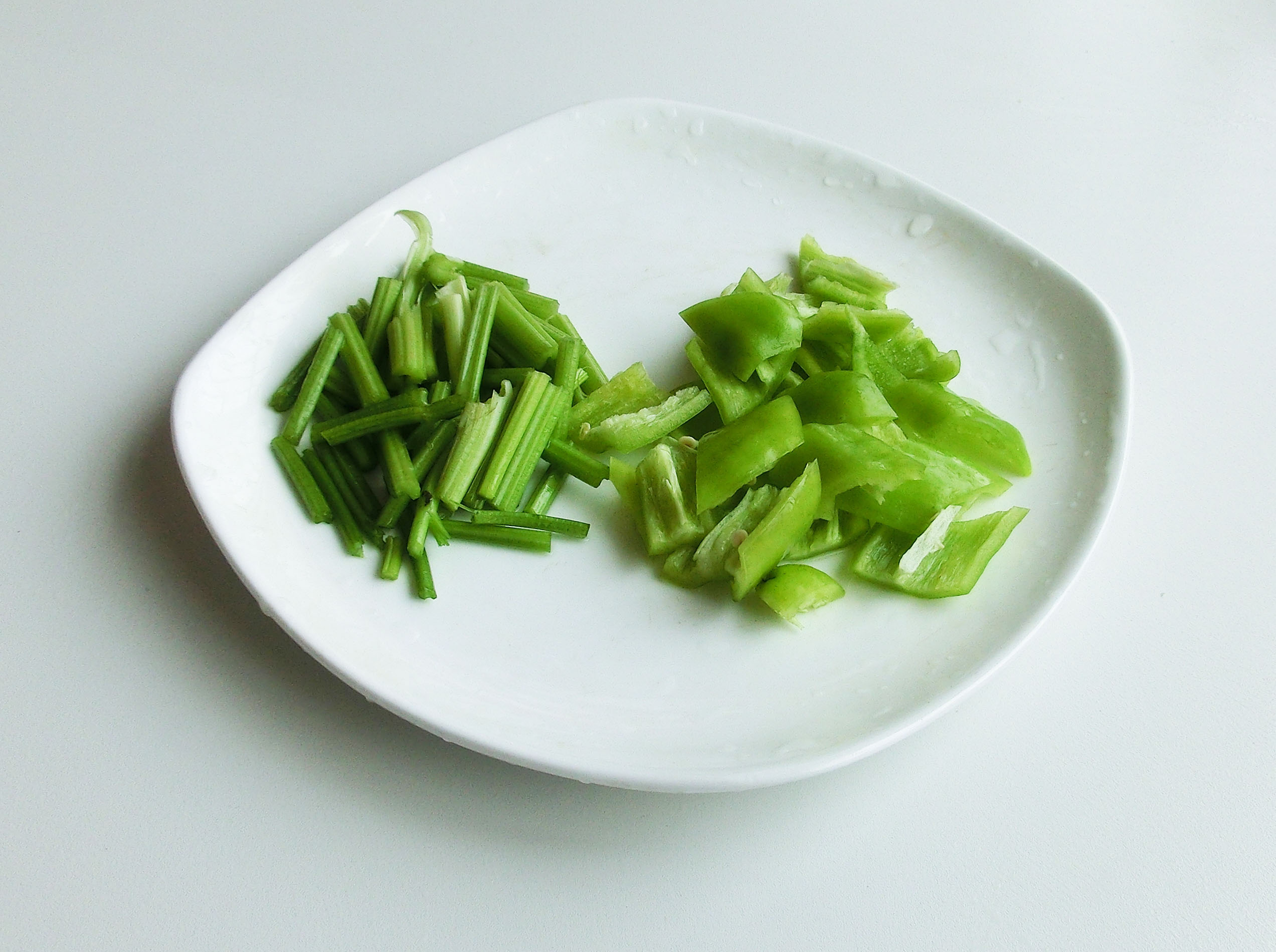 干茶树菇冷水泡还是热水泡？饭店的鲜香劲道，原来大厨是这样做的