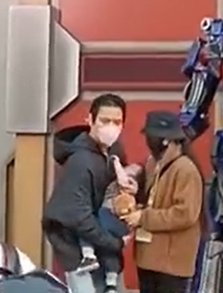 向佐郭碧婷带女儿游玩被拍！贴身拥抱好恩爱，女儿躺爸爸怀里乱动