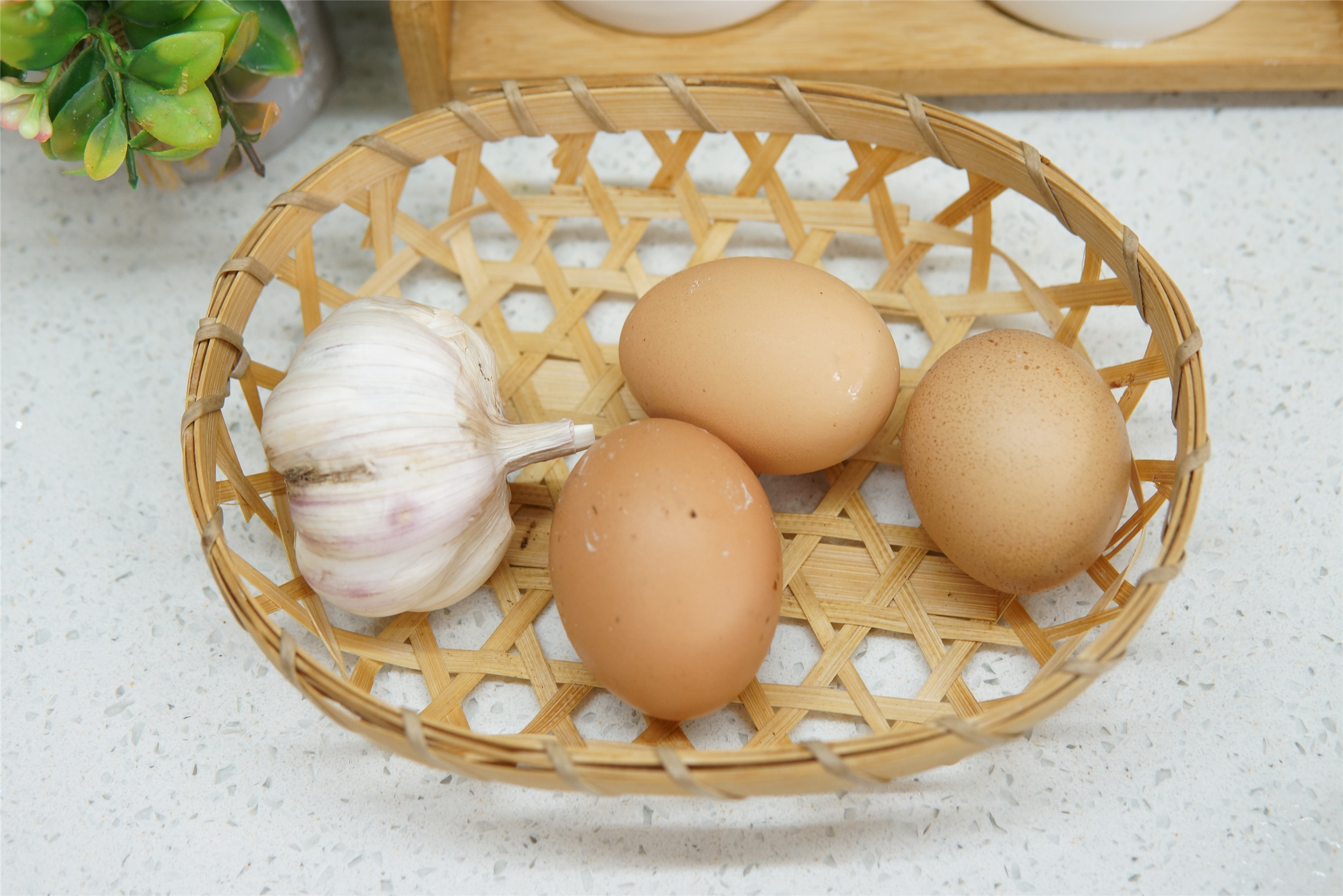 夏至到了,鸡蛋和大蒜是绝配,常吃抵御"苦夏",为入伏做好准备