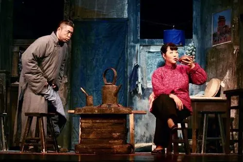 老舍的《骆驼祥子》给我们讲述了一个小人物奋斗的故事？