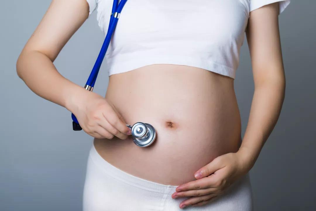 65岁大妈与28岁小伙相恋想生“试管婴儿”，还是算了吧