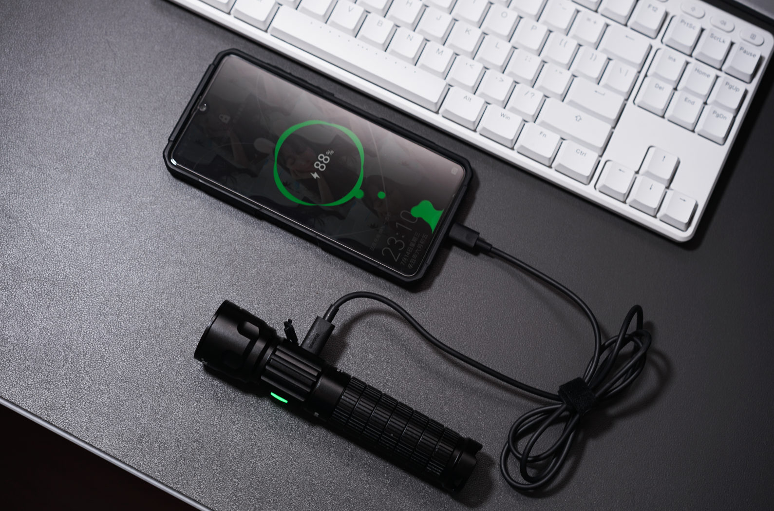 個頭大、亮度夠、續航長，還能變身充電寶！XTAR R30手電筒體驗