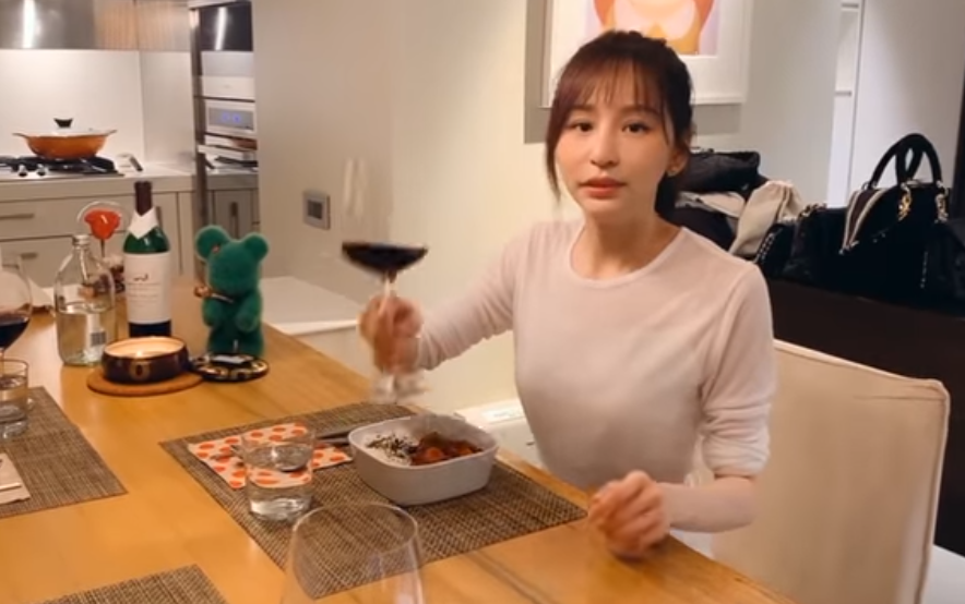 39岁王心凌健身暴青筋，曾称一天吃六顿，单身住豪宅庆生戴名表