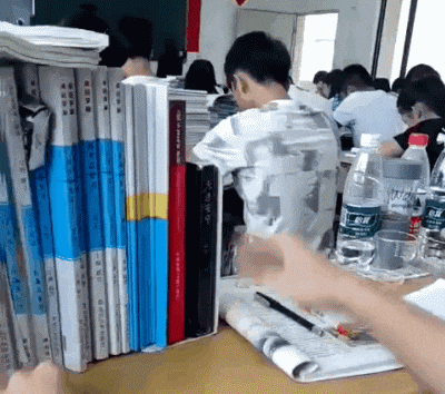 搞笑GIF开心一刻：椅子很实用，在后备箱放一个，以备不时之需