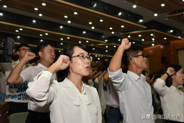 假如教师工资与公务员待遇一样，谁愿意牺牲休息时间去赚钱？