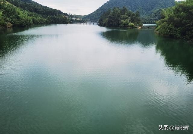 在山的那一边，有一汪碧水，波澜不惊，温润如玉