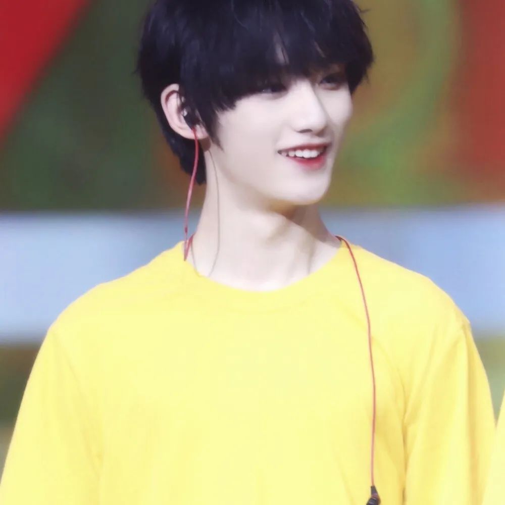 刘耀文卡点为丁程鑫庆生,合影配得十分有心思,叫丁程鑫"丁哥"