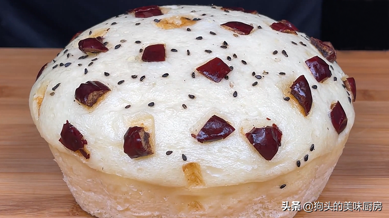 发糕这样做，不用揉面，一搅一蒸就出锅，松软香甜，比面包还好吃