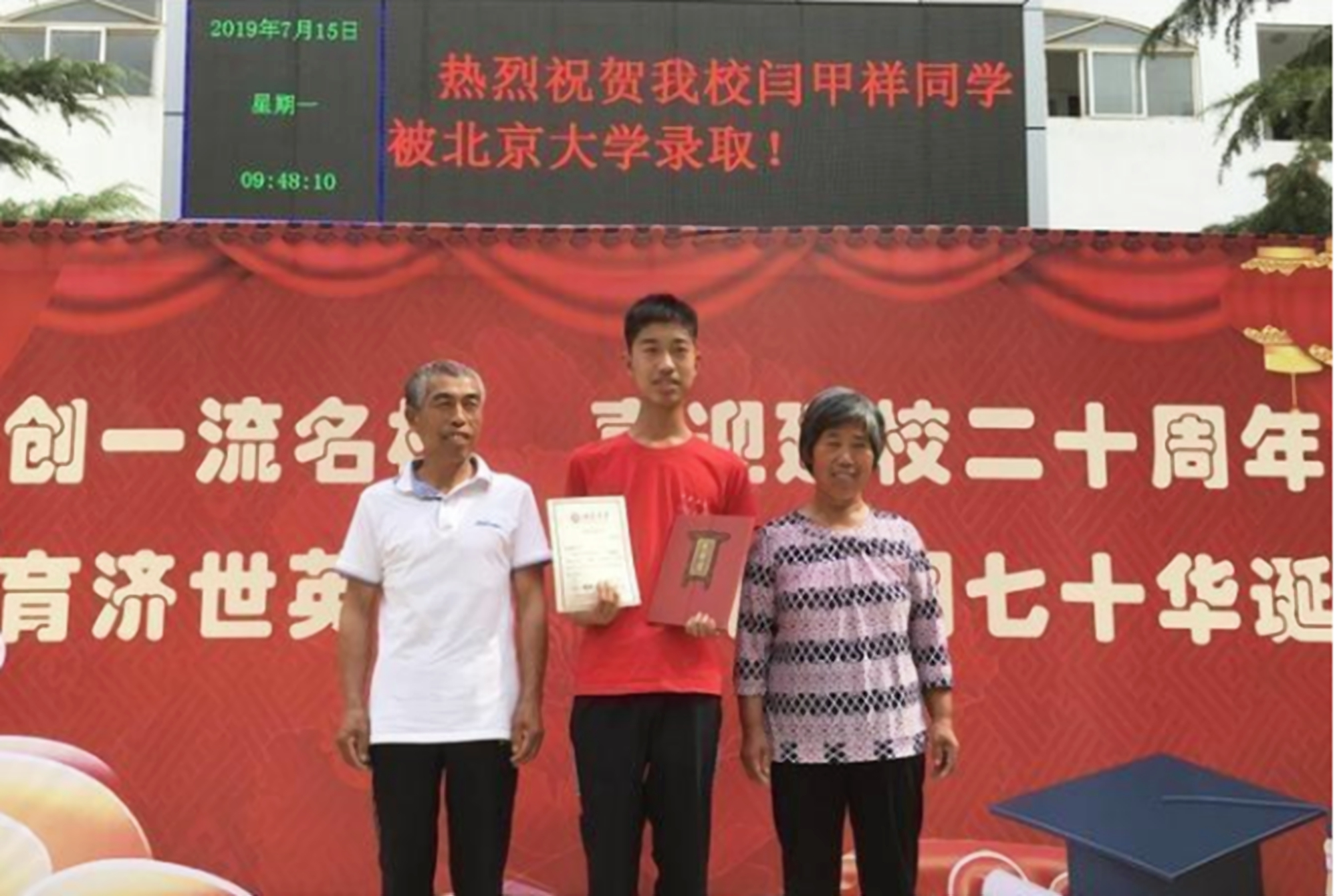 大学生严重过剩，既然如此“廉价”，父母为何还拼命供孩子读大学