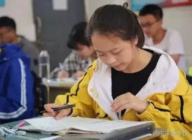 绵阳中学实验学校2017高考喜报（绵阳学霸刘瑾妍高考712分）