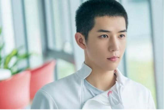 “学霸级校草”：高考裸分614上传媒大学，集颜值与实力于一身