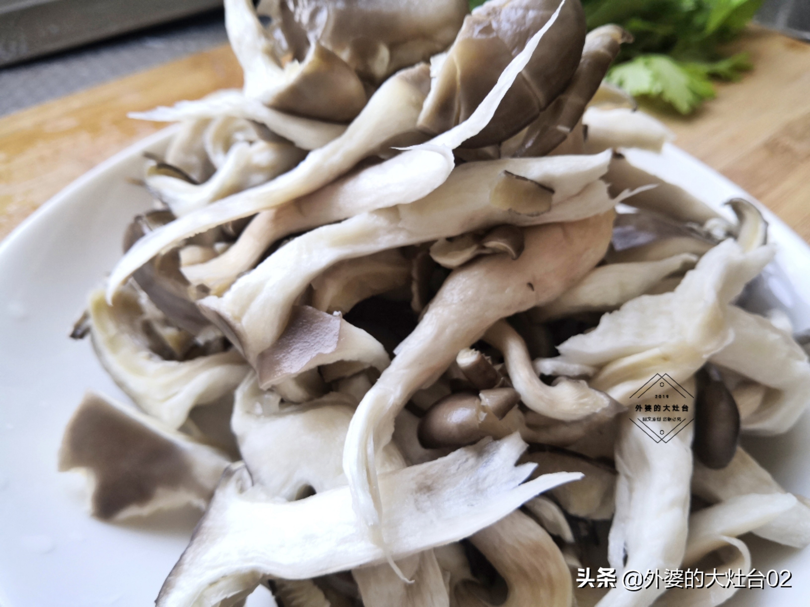 椒盐蘑菇怎么做咸香酥脆？原来下锅时间有讲究，做对了比炸鸡好吃