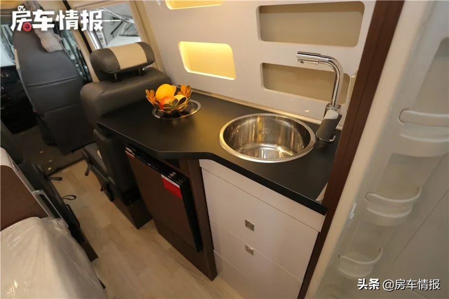 宇通依维柯B型房车2+3式布局，超大天窗，内饰豪华，适合3口之家