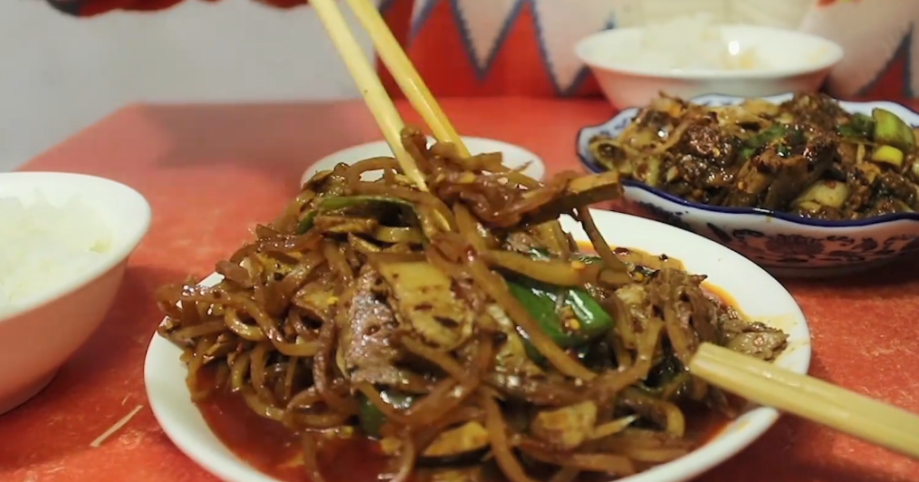 成都厕所旁的小破店，只有三道菜火了30年，米饭1元一份随便吃