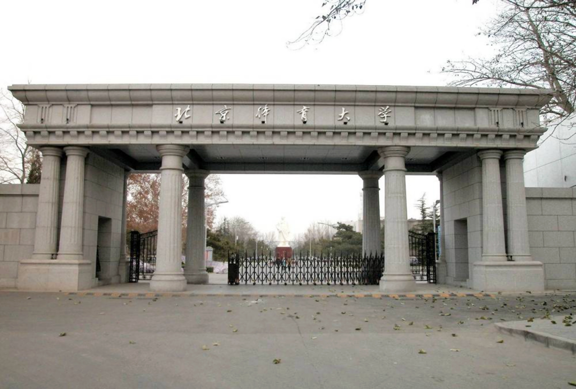 有一所很“尴尬”的大学，本地人瞧不上，外地学生却抢着报考