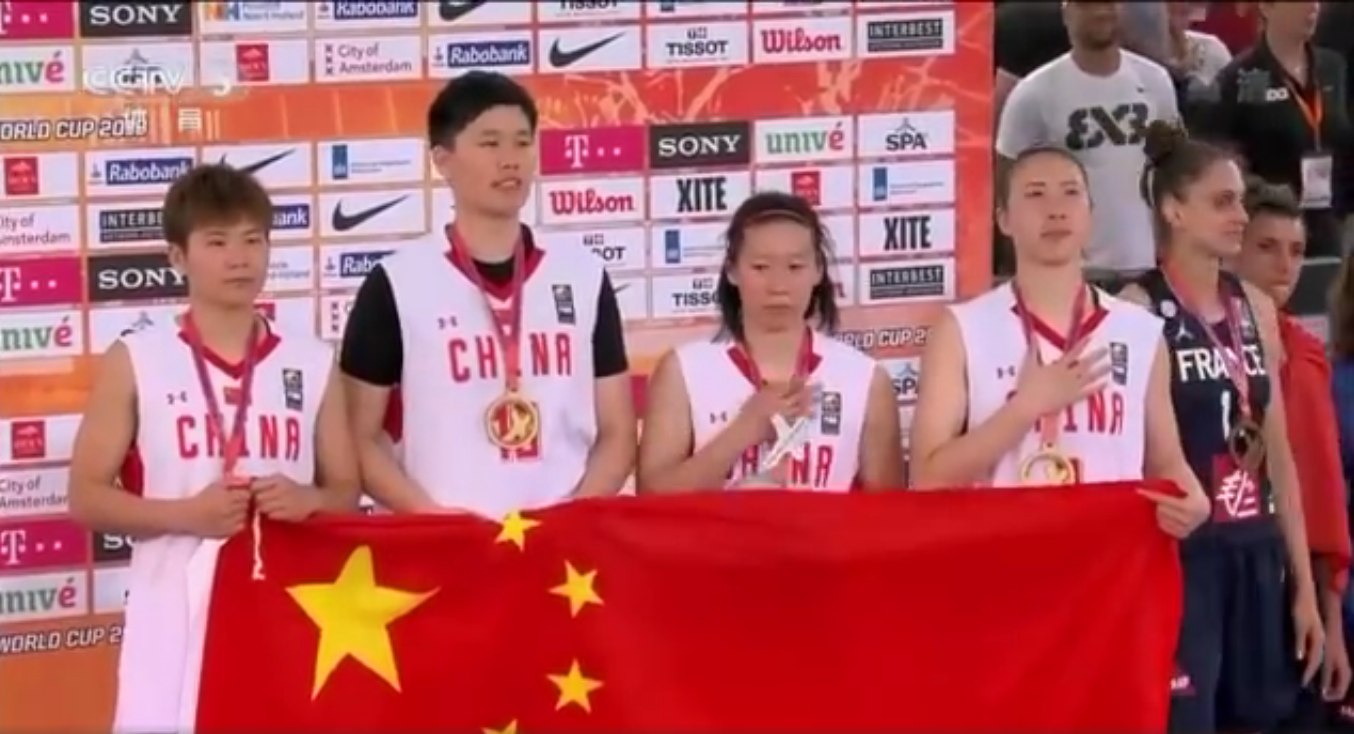 3x3世界杯最终排名(中国篮球神话！3X3女篮7连胜夺世界冠军 195锋霸高举五星红旗庆祝)