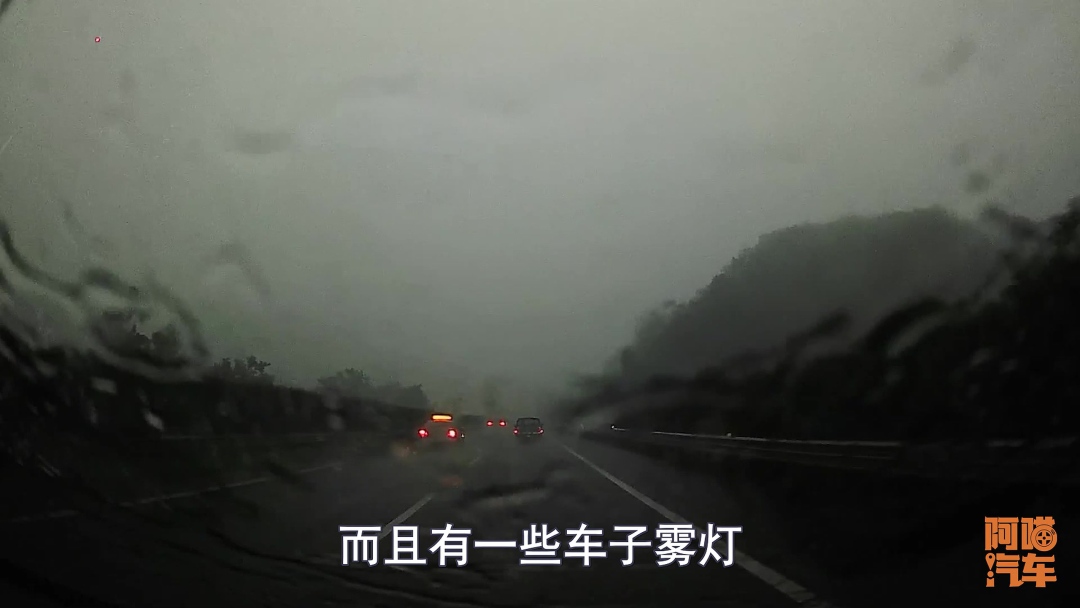 新车为何把前雾灯给减配了？厂家是节省了成本，可良心一块也省了