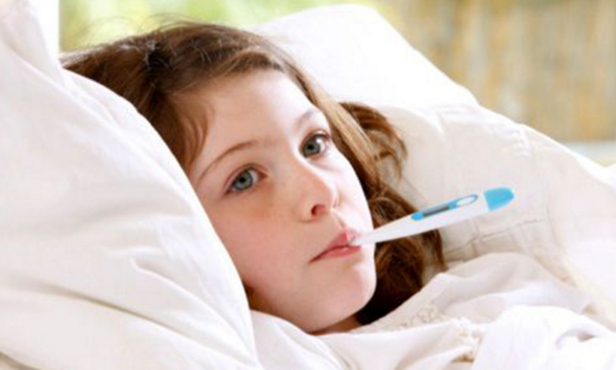 孩子发烧有件事比退烧更重要，2个降温方法见效快，别着急去医院