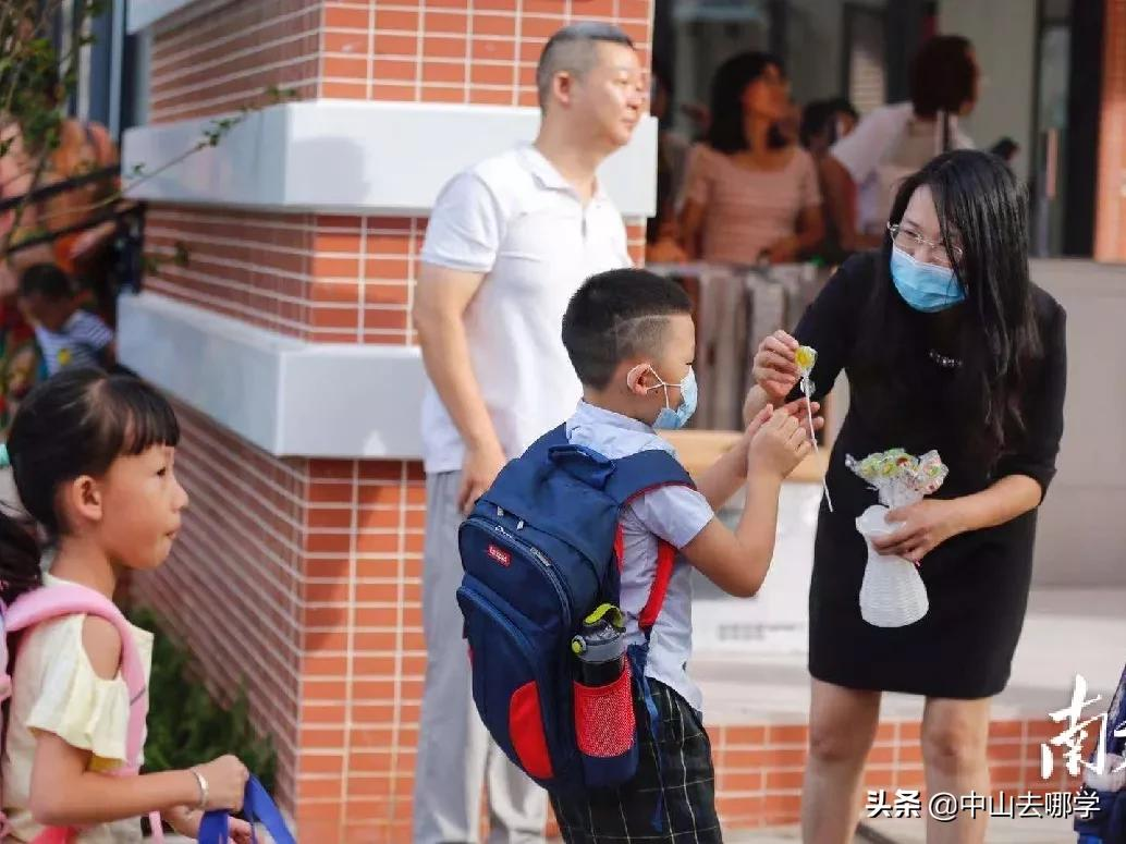 开学啦！现场多图预警：妈趴窗，爹爬墙，脸贴地！场面过于欢乐